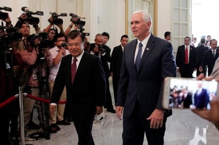 　４月２１日、ホワイトハウス当局者によると、ペンス米副大統領（写真右）は訪問先のインドネシアで、米企業が１００億ドル超相当の覚書を交わすのに立ち会う。写真左はユスフ・カラ・インドネシア副大統領。ジャカルタで２０日撮影（２０１７年　ロイター／Beawiharta）