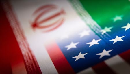 　５月２５日、トランプ米大統領はイランの核開発を巡って両国の代表団が週末に「非常に良い」協議を行ったと明らかにした。写真は米国とイランの国旗のイメージ。２０２２年１月撮影（２０２５年　ロイター/Dado Ruvic）