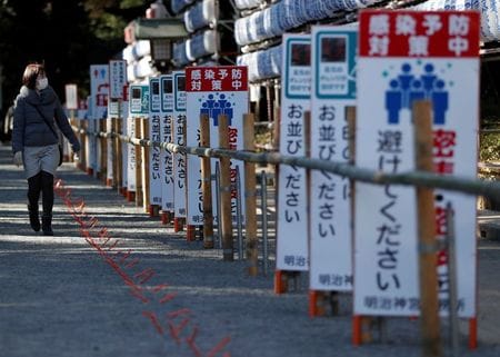 　１月２日、新型コロナウイルスの感染が拡大する東京都など首都圏の１都３県は、政府に緊急事態宣言を出すよう要請した。写真は東京・明治神宮で昨年１２月３１日撮影（２０２１年　ロイター/Issei Kato）