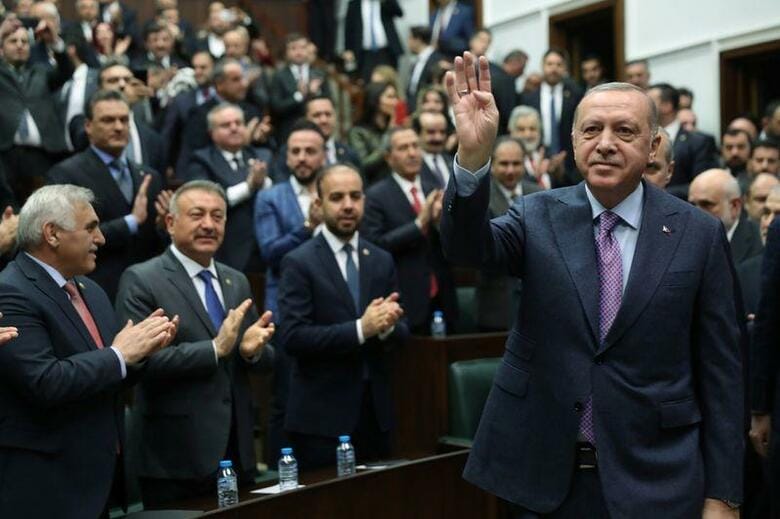 トルコのエルドアン大統領は、シリアのアサド政権軍が反体制派の拠点である北西部イドリブ県に進攻するのを止めるため、トルコ軍が軍事作戦を開始するのは「時間の問題」だと警告した。写真はアンカラの議会で会議に出席したエルドアン氏。大統領府提供（2020年　ロイター）