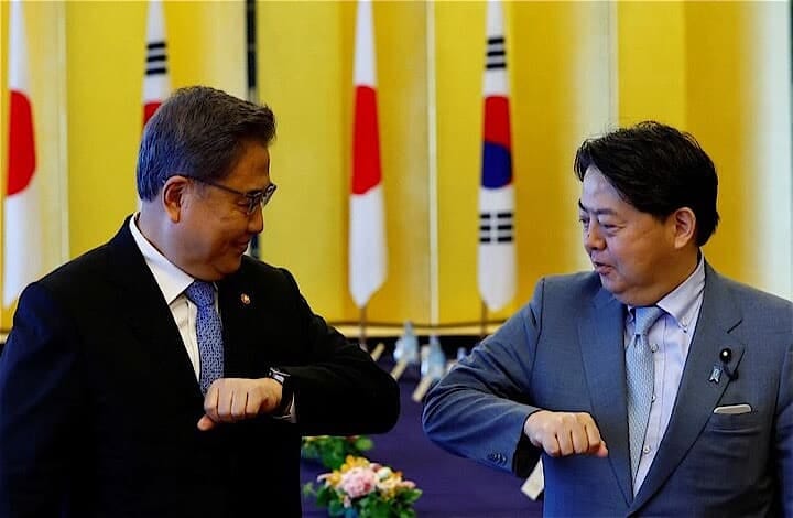 日韓両政府は18日午後に外相会談を開き、第2次世界大戦中の朝鮮半島出身者の労働問題、いわゆる元徴用工問題の早期解決を図ることで一致した。写真は韓国の朴振外相（左）と日本の林芳正外相。7月18日、東京で撮影。代表撮影（2022年　ロイター/Kim Kyung-Hoon）