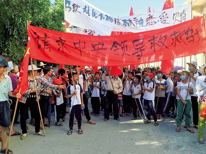 逮捕に抗議する村人は林が賄賂を受けることなどあり得ないと言う　James Pomfret-REUTERS