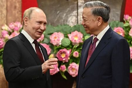 　６月２０日、ベトナムを訪問したロシアのプーチン大統領は、エネルギーや安全保障における連携に意欲を示した。ハノイで代表撮影（２０２４年　ロイター）