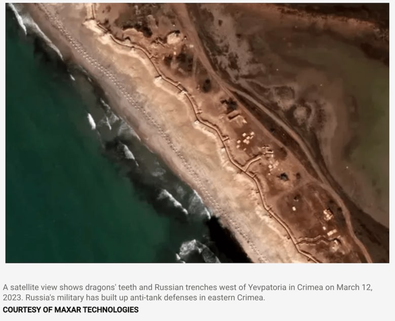ロシア軍はクリミア半島頭部のフェオドシャ近郊に「竜の歯」を築いた。写真は3月12日、クリミア半島黒海側の衛星画像