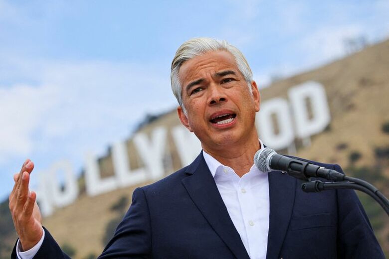 ボンタ・カリフォルニア州司法長官。７月１３日、ロサンゼルスで開かれた記者会見で　 REUTERS/Daniel Cole