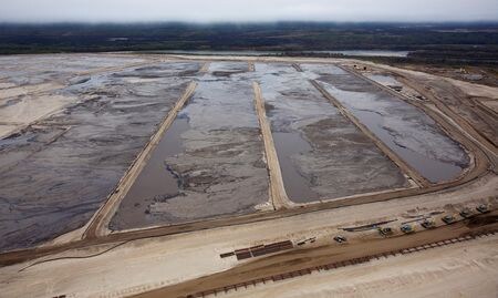 　カナダで、アルバータ州の油砂事業から排出される二酸化炭素（ＣＯ２）削減に重要な大規模炭素回収・貯留（ＣＣＳ）プロジェクトが難航している。写真はカナダのオイルサンド。２０１４年９月撮影（２０２３年　ロイター/Todd Korol）