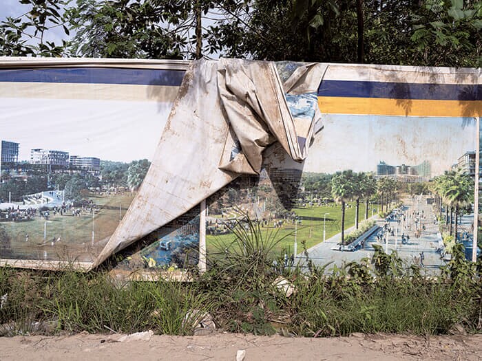 道路沿いに掲げられた新首都の構想図が描かれた垂れ幕。ジョコ前大統領が19年に打ち出した移転計画は、開発のための資金調達にも課題を抱えており、22年にはソフトバンクグループが出資を見送っている