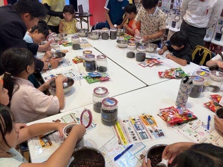 コーヒーブレンド体験に参加する子供たち