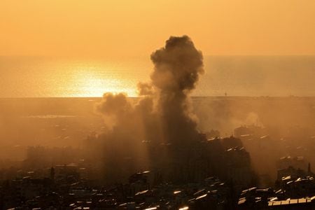 　３月１１日、レバノン国営メディアによると、イスラエルはベイルート中心部にある集合住宅建物を標的とした攻撃を実施した。写真は１０日、ベイルート南部郊外でイスラエルの攻撃後に立ち上る煙（２０２６年　ロイター/Raghed Waked）