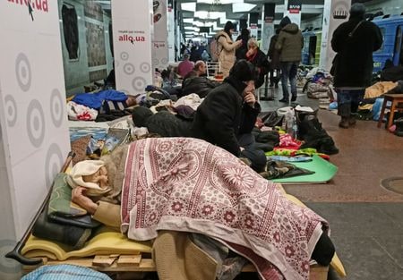 ウクライナ東部ハリコフ州のシネグボフ知事は１１日、ロシア軍が都市ハリコフの住宅地を１日に８９回砲撃し、核実験施設を含む研究所が打撃を受けたものの、市民に今のところ危険はないとの認識を示した。ハリコフでシェルターとなった地下鉄駅、１０日撮影。（２０２２年　ロイター/Vitalii Hnidyi）