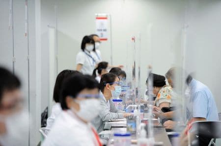 　６月１７日、東京都はこの日、新たに４５２人の新型コロナウイルス感染が確認されたと発表した。都内のワクチン接種会場で９日撮影（２０２１年　ロイター／David Mareuil/Pool via REUTERS）