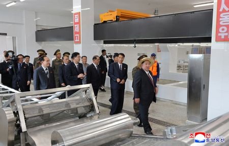　９月１日、北朝鮮国営の朝鮮中央通信（ＫＣＮＡ）は、金正恩朝鮮労働党総書記が８月３１日に新たなミサイル生産ラインとミサイル生産自動化プロセスを視察したと伝えた。写真は楽園郡の施設を訪れる金氏。３１日、ＫＣＮＡ提供（２０２５年　ロイター）