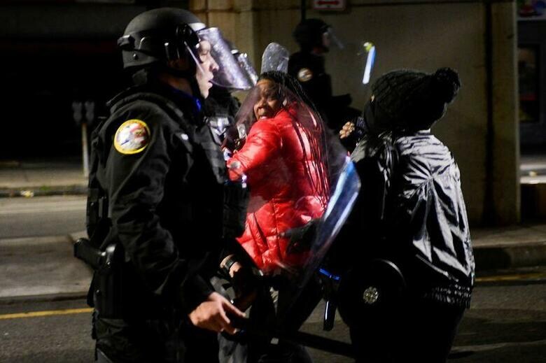 米ペンシルベニア州フィラデルフィア西部ではナイフを持っていた黒人男性が警察に射殺された事件を受けて、２７日夜も抗議デモが繰り広げられ緊張の高い状態が続いている。写真はデモ参加者と警察が衝突する様子。フィラデルフィアで撮影（２０２０年　ロイター／Bastiaan Slabbers）