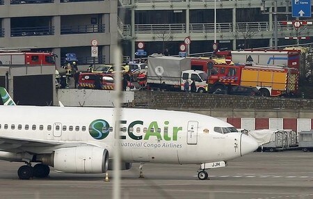 　３月２２日、ベルギーの首都ブリュッセルの空港と地下鉄で２２日午前、同時爆発攻撃が発生し、少なくとも３０人が死亡した。写真は爆発のあったブリュッセルの空港に集まる救急車両（２０１６年　ロイター／Francois Lenoir）