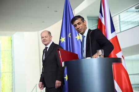 英国のスナク首相とドイツのショルツ首相は２４日、防衛協力の強化で合意し、ロシアに侵略されたウクライナに対する支援を強化するために欧州は団結する必要があると述べた。（２０２４年　ロイター/Annegret Hilse）