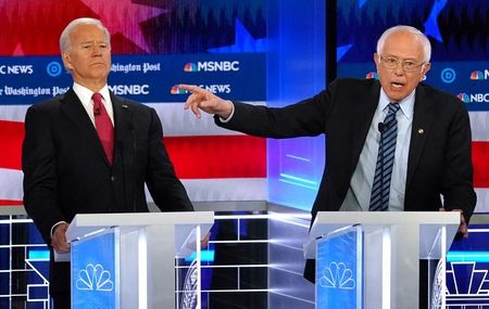 　１月１９日、１１月の米大統領選の民主党候補、バーニー・サンダース上院議員（右）が、対立候補のジョー・バイデン前副大統領（左）の社会保障政策をあらためて批判した。ジョージア州アトランタで２０１９年１１月撮影（２０２０年　ロイター/Brendan Mcdermid）