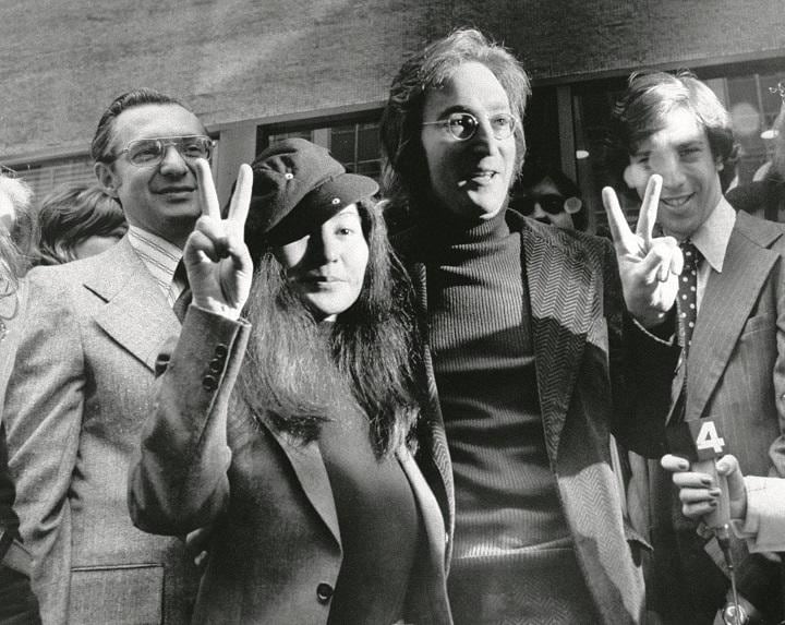 移民帰化局の前で喜ぶジョンとヨーコと弁護士のワイルズ（左端がワイルズ、1972年4月）JAMES GARRETTーNY DAILY NEWS ARCHIVE／GETTY IMAGES