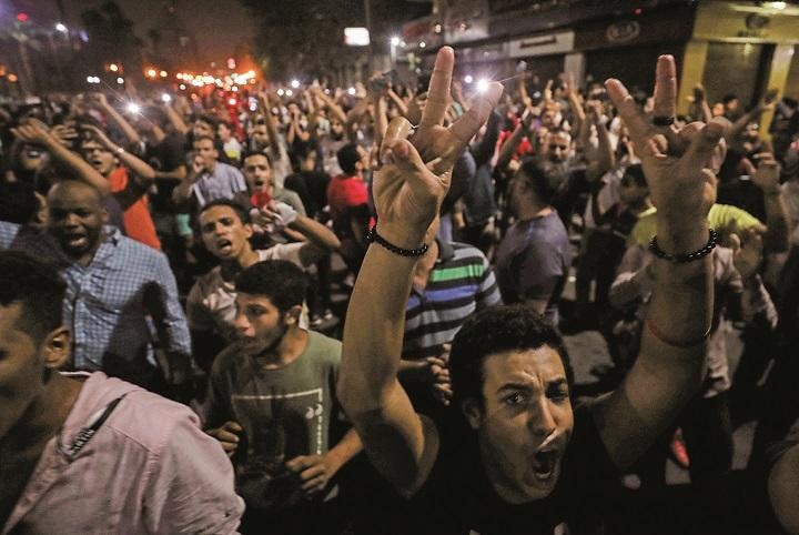 カイロの中心部で反政府のスローガンを叫ぶデモ参加者たち MOHAMED ABD EL GHANYーREUTERS