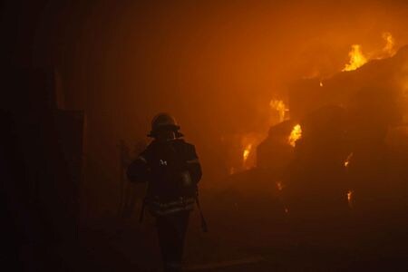 　５月２９日、ロシアは未明、ドローン（無人機）や巡航ミサイルでウクライナ首都キーウ（キエフ）を空爆した。写真はロシアのドローン攻撃で被害の出たタバコ工場で消火にあたる消防士。提供写真（２０２３年　ロイター／Press service of the State Emergency Service of Ukraine）
