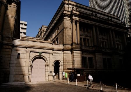 　    １月１７日、日銀が発表した「生活意識に関するアンケート調査」によると、１年後の物価が「上がる」と予想する回答者の割合は８５．７％となり、前回９月調査の８５．６％からわずかに増加した。写真は都内の日銀本店。２０２３年１月撮影（２０２５年　ロイター/Issei Kato）