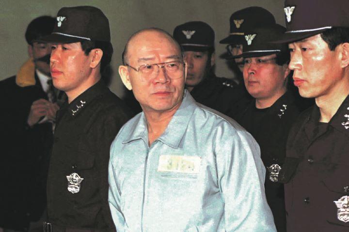 退任後に内乱罪などで裁かれた全斗煥（中央）　REUTERS