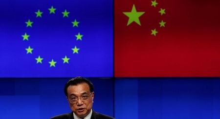 　中国の李克強首相（写真）は、欧州委員会のフォンデアライエン委員長、ＥＵのミシェル大統領とのビデオ首脳会議を２２日に開く。写真は２０１９年４月、ブリュッセルで撮影（２０２０年　ロイター／Susana Vera）