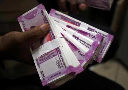 　９月１４日、インドが近くルピー建てでロシアとの貿易を開始する。国内最大手行のインドステイト銀行が新たな決済メカニズムの促進に同意したと、インド輸出促進団体が明らかにした。インドのジャンムーで２０１６年１１月撮影（２０２２年　ロイター/Mukesh Gupta）