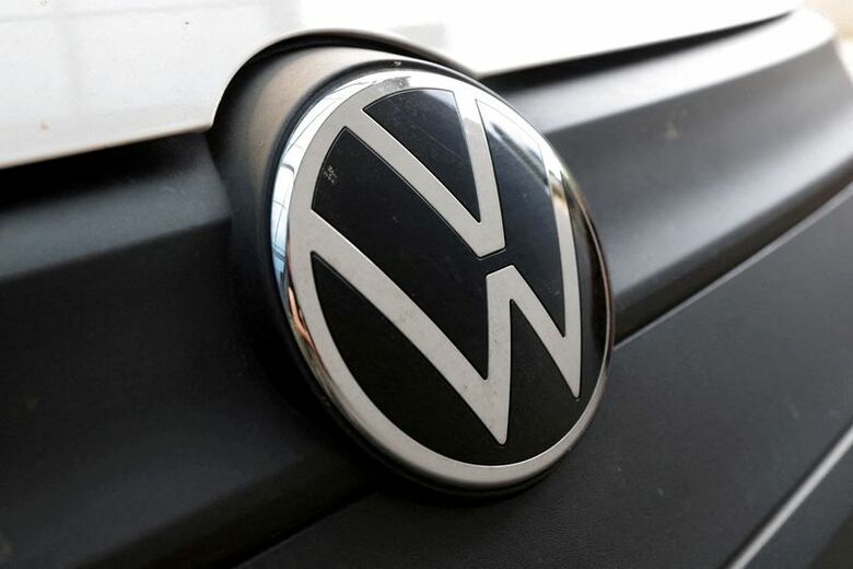 写真はフォルクスワーゲン（ＶＷ）のロゴ。2025年7月撮影。REUTERS/Dado Ruvic