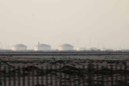 カタールのラスラファン工業都市にある液化天然ガス（ＬＮＧ）生産施設。2026年3月2日撮影。REUTERS