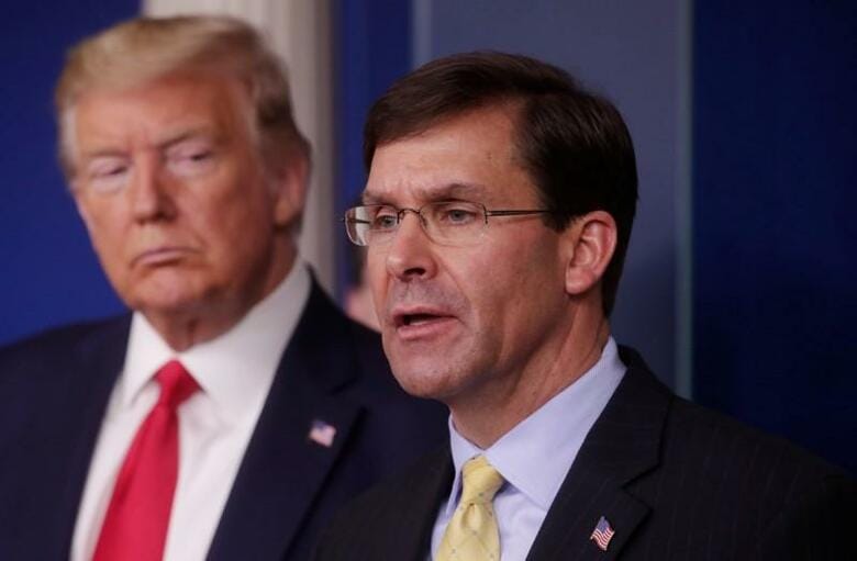 国のエスパー国防長官（写真右）と米軍制服組トップのミリー統合参謀本部議長は２４日、米国における新型コロナウイルスの感染拡大が長期化する恐れがあるとの見解を示した。 １８日撮影（２０２０年　ロイター/JONATHAN ERNST）