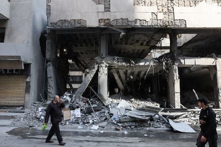 　イスラエルとレバノンの親イラン武装組織ヒズボラの戦闘が続く中、イスラエルとレバノン政府が数日内に直接協議を行う見通しだと、イスラエル紙ハーレツが１４日に報じた。写真はレバノンの首都ベイルート中心部で１３日撮影（２０２６年　ロイター／Mohamed Azakir）