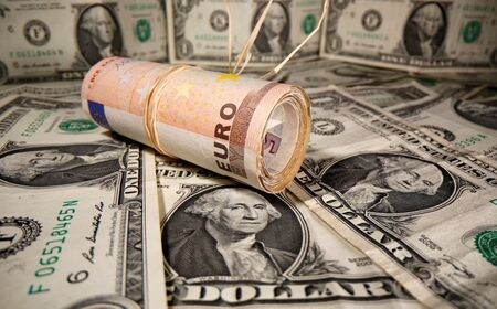午後３時のドル／円は、前日ニューヨーク市場午後５時時点に比べ、ドル安／円高の１０３円前半。ユーロが２年８カ月ぶり高値を更新する中で、ドル／円は５週間半ぶりの安値まで落ち込んだ。写真は米ドルとユーロ紙幣、５月撮影（２０２０年　ロイター／Dado Ruvic）