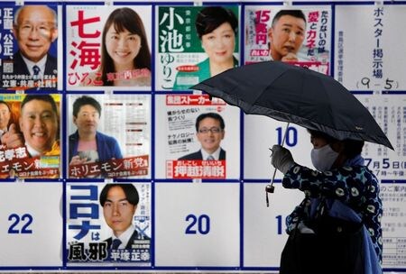 　７月６日、小池百合子東京都知事は午後の記者会見で、都知事選で公約に掲げた東京版疫病対策センター（ＣＤＣ）を速やかに創設すると述べた。写真は都知事選の選挙ポスター。都内で２日撮影（２０２０年　ロイター／Issei Kato）