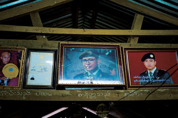 僧侶ナンダタラの自室にはアラカン軍司令官タワンムラナイン（中央）と副官の写真が　CHIHIRO IMAIZUMI