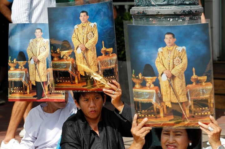 ワチラロンコン国王の幸福を祈るタイ人（バンコク、2016年12月）　Chaiwat Subprasom-REUTERS