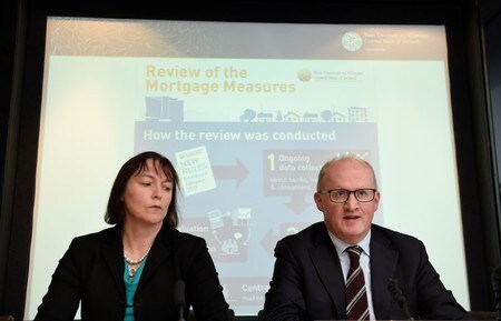 　１１月６日、複数の関係筋によると、欧州中央銀行（ＥＣＢ）の銀行監督部門「単一監督メカニズム」のトップの座を巡る争いが接戦の様相を呈している。写真（左）はアイルランド中銀のシャロン・ドナリー副総裁。ダブリンで２０１６年１１月撮影（２０１８年　ロイター／Clodagh Kilcoyne）