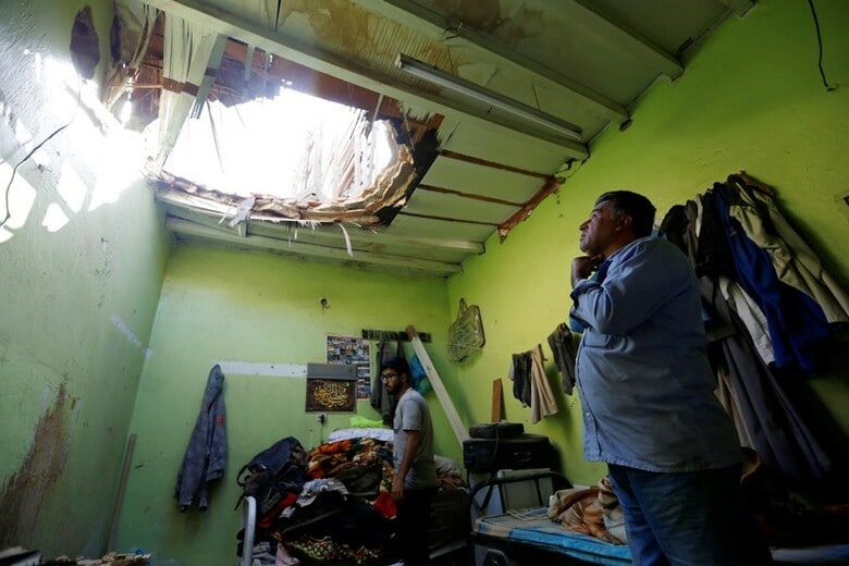 ３月２６日、イエメン北部を支配下に置く武装組織「フーシ派」の幹部は、サウジアラビアがイエメンへの空爆を中止しなければ、サウジにさらに多くのミサイルを撃ち込むと威嚇した。写真はフーシ派によるミサイルの破片で被害を受けた家。サウジアラビアのリヤドで撮影（２０１８年　ロイター／Faisal Al Nasser）