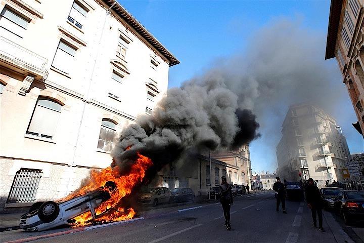 12月6日、フランスで燃料引き上げなどへの抗議デモが今週末8日に予定されていること受け、当局は抗議運動が再び暴徒化することを阻止するため、治安要員を数千人増やして配置する。マルセイユで撮影（2018年　ロイター/Jean-Paul Pelissier）