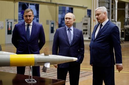 ロシアのプーチン大統領は２３日、軍需産業が集積している西部トゥーラ州を訪問し、ウクライナでの戦いに必要な兵器や装備などを迅速に供給するよう防衛産業の責任者に指示した。提供画像（２０２２年　ロイター）
