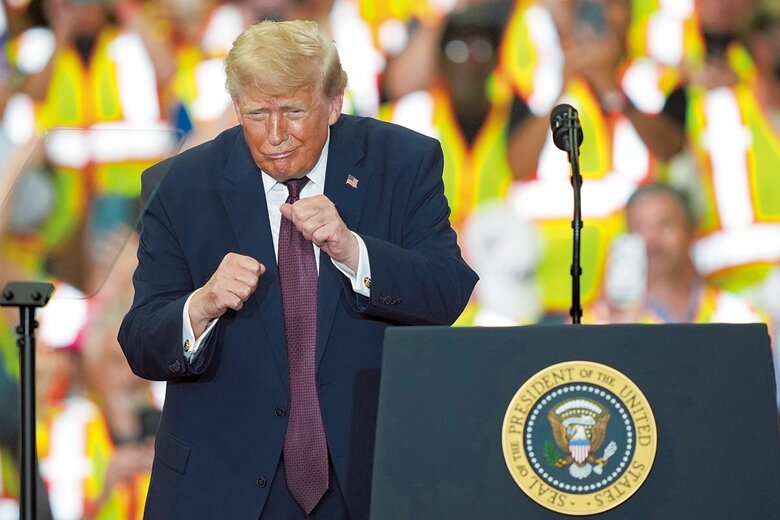 トランプは格闘技は好きだが延長戦は嫌い（6月23日、中間選挙の応援でペンシルベニア州のトラック工場を訪れて）　AP/AFLO