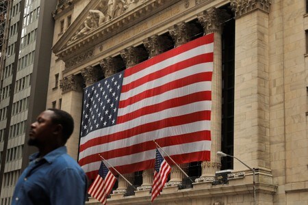 　９月１４日、米国株式市場はほぼ変わらず。トランプ大統領が約２０００億ドル規模の中国製品に対する追加関税導入を進めるよう指示したとのニュースが伝わったことで、相場は伸び悩んだ。ニューヨーク証券取引所で１１日撮影（２０１８年　ロイター/LUCAS JACKSON）