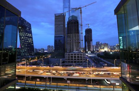 中国では経済への信頼感が揺らぎ、消費者の支出や企業の雇用、投資を圧迫している。このままでは長期的な潜在成長力が損なわれる悪循環に陥りかねない。写真は北京で２０１８年４月撮影（２０２４年　ロイター／Jason Lee）