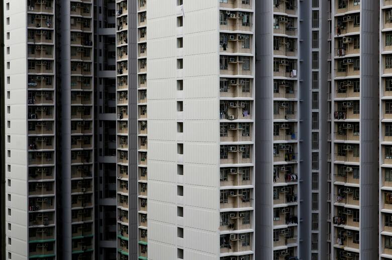 香港を揺るがし、中国政府を怒らせた激しいデモの先頭に立ったのは若者だった。写真は香港のアパート。6月撮影（2019年　ロイター/Thomas Peter）