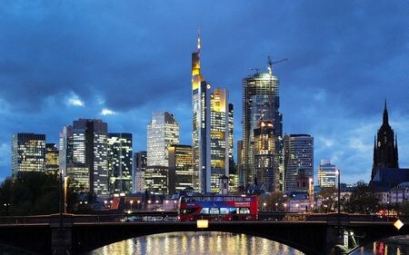 　ドイツ財務省は２１日発表の月次報告で、９月の連邦・州政府の税収が前年同月比２．６％増加し、総税収が８８４億ユーロ（１０３０億９０００万ドル）となったと明らかにした。写真はフランクフルトの金融街。２０２３年１１月撮影（２０２５年　ロイター/Kai Pfaffenbach）