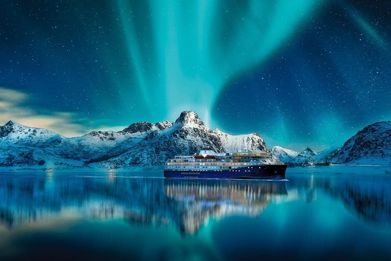 オーロラの下の絶景をエコにクルーズ　DENIS BELITSKY