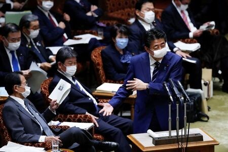 　４月６日、政府が７日閣議決定する緊急経済対策の概要が判明した。新型コロナ感染拡大で世界経済は「戦後最大とも言うべき危機に直面している」との認識を示し、財政・金融・税制などあらゆる政策手段を総動員する姿を示す。写真は国会で１日撮影（２０２０年　ロイター／Issei Kato）