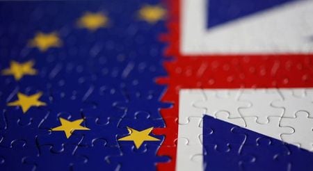 英国と欧州連合（ＥＵ）は、英ＥＵ離脱後の関係を巡り今週も協議を行ったが進展が見られなかったとして、３日に予定していた首席交渉官同士の協議を取りやめた。当局者が２日明らかにした。昨年１１月撮影（２０２０年　ロイター/Dado Ruvic）