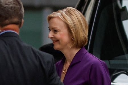 英国の与党保守党は５日、ボリス・ジョンソン首相の後任となる党首にエリザベス・トラス外相を選出した。結果発表の場に到着したトラス氏。（2022年　ロイター/John Sibley）