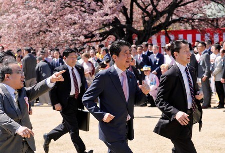 　１１月２０日、菅義偉官房長官は衆院内閣委員会で、首相主催の「桜を見る会」について、招待基準の明確化や透明化など全般的に見直すと述べた。写真は今春の「桜を見る会」。４月１３日、東京で撮影（２０１９年　ロイター/Kim Kyung-hoon）