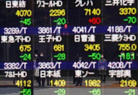 　前場の東京株式市場で、日経平均は前営業日比９８３円２１銭安の２万７９８０円８７銭となり、大幅に続落した。都内で２月撮影（２０２１年　ロイター／Kim Kyung-Hoon）